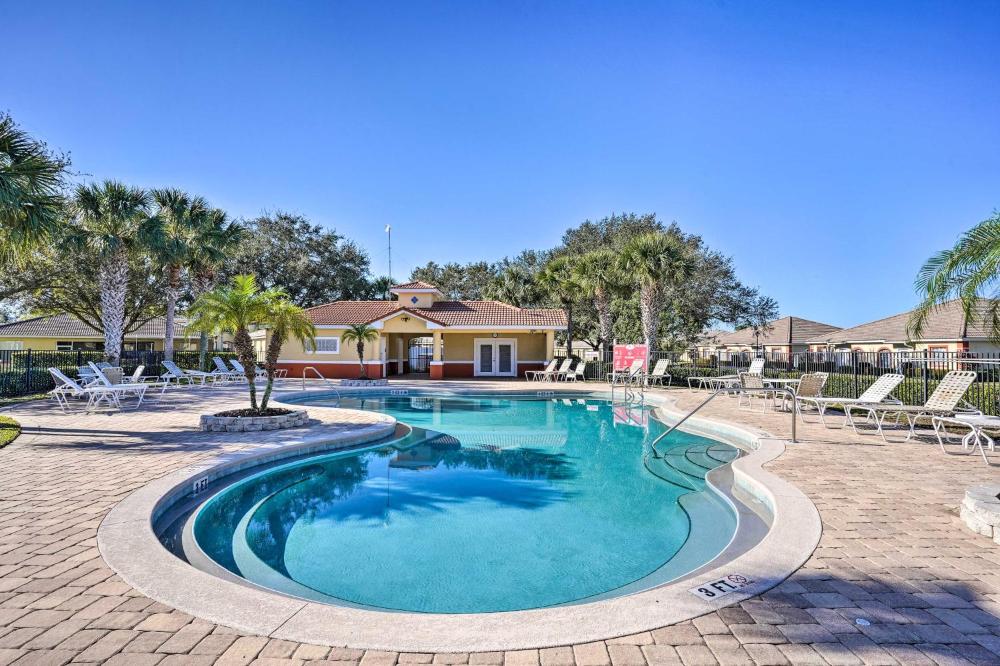 Community Pool Family-Friendly Florida Condo!